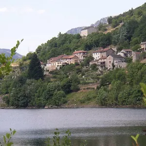https://gite-le-petit-riou.hotels-rhonealpes.com